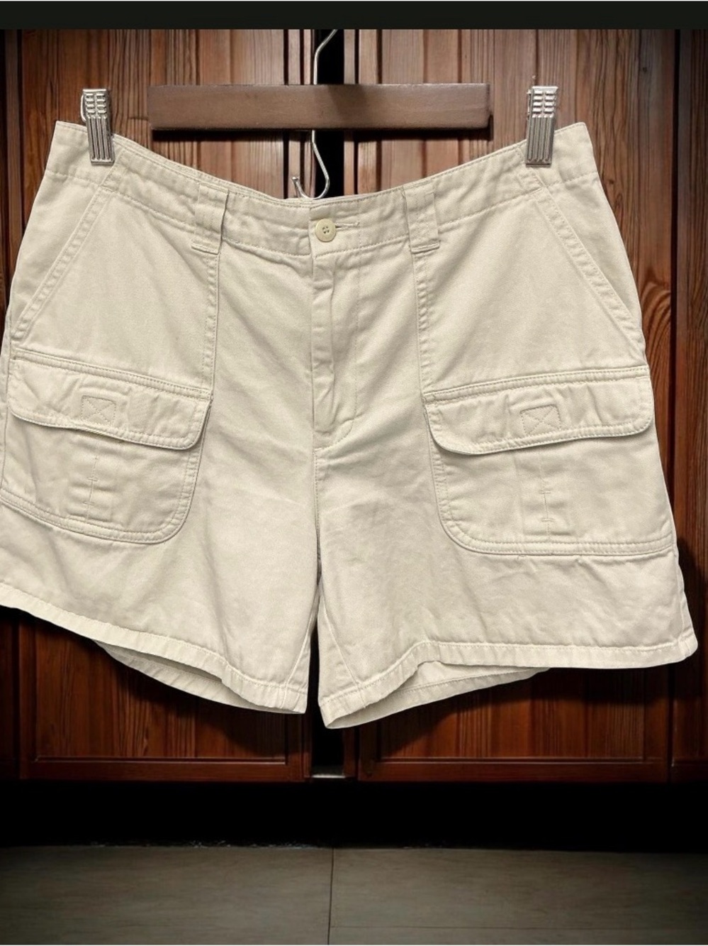 Bass Cream Cargo Shorts with Front Flap Pockets